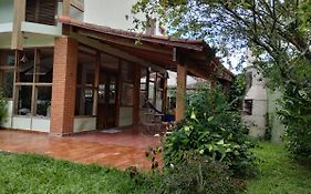 Casa à 250m praia Martim de Sá, melhor praia, boas opções de lazer